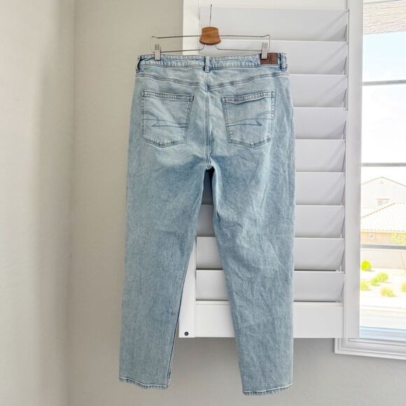 American Eagle AE Mom Jeans in Light Wash Size 16 - Picture 4 of 14